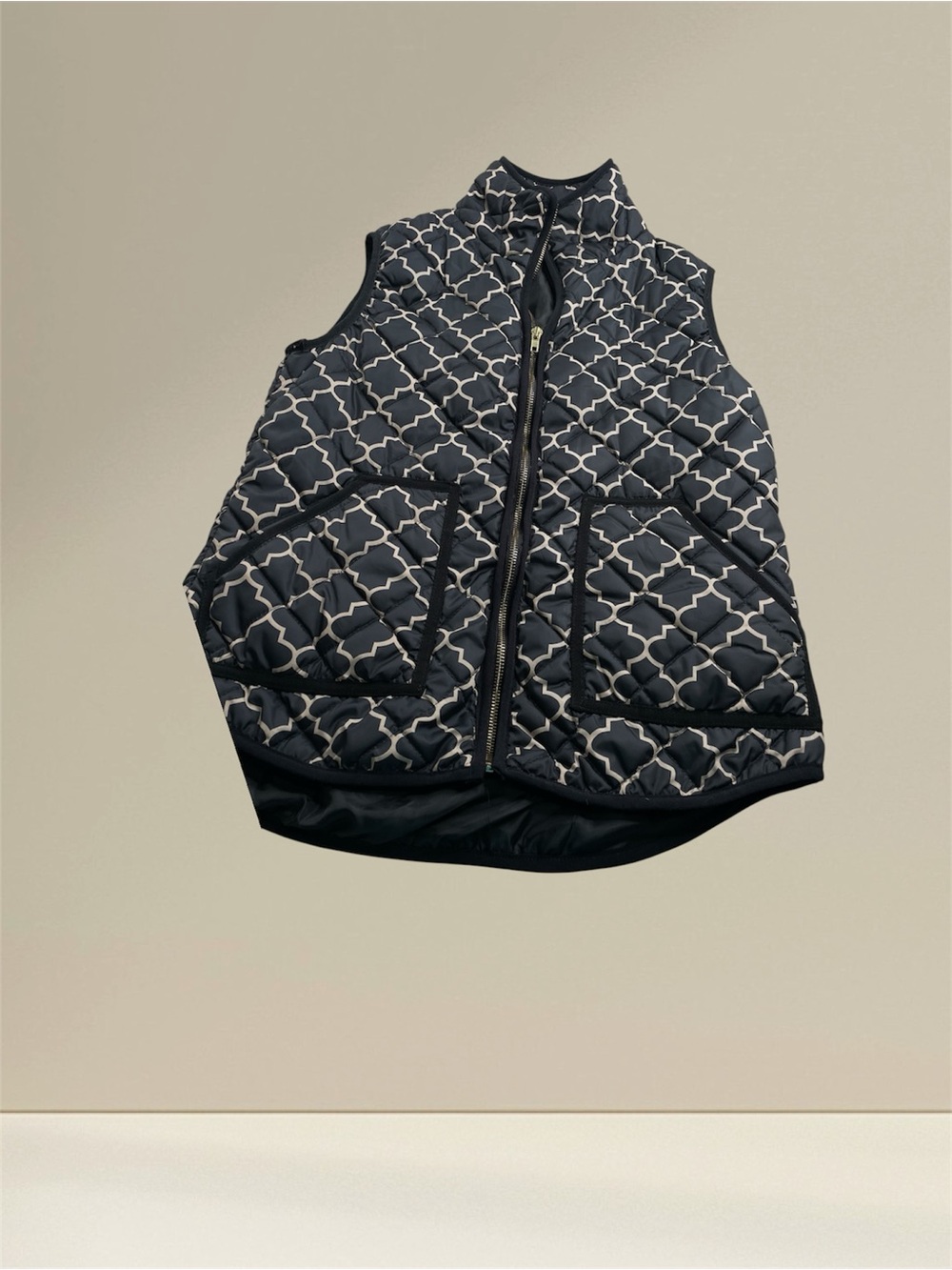 Top It Off Quilted Sleeveless Vest in Black and Cream Size L (12-14)